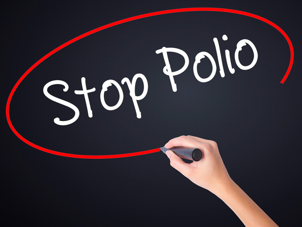 Donna Hand Writing Stop Polio con un pennarello sopra boa trasparente
 - Foto, immagini