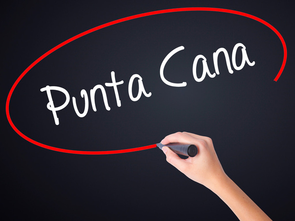 Frau schreibt Punta Cana mit Filzstift über transparente Boa - Foto, Bild