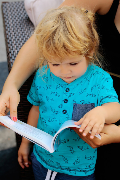 Baby boy reads book - Zdjęcie, obraz