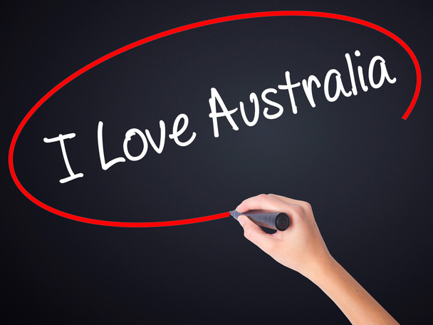 Женщина, написавшая "Я люблю Австралию" маркером над транспарантом
 - Фото, изображение