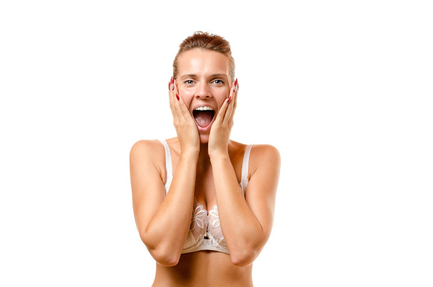 Mujer atractiva gritando con las manos en la cara
 - Foto, imagen