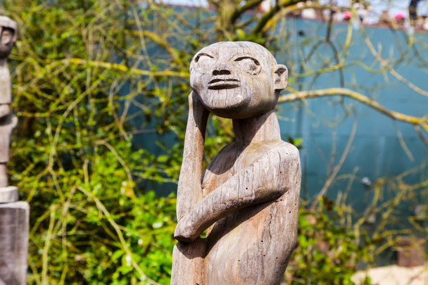 Ασιατικές ξύλινο άγαλμα του ειδώλου στο πάρκο - Φωτογραφία, εικόνα