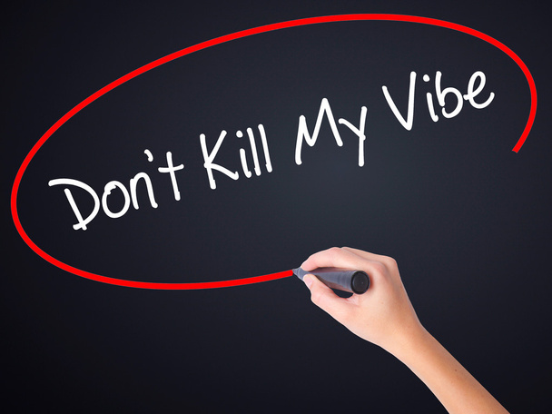Woman Hand Writing Don 't Kill My Vibe with a marker over transpa
 - Foto, imagen
