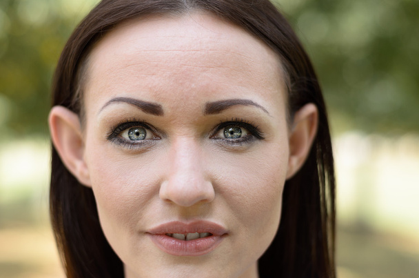 Mujer atractiva con preciosos ojos grises
 - Foto, Imagen