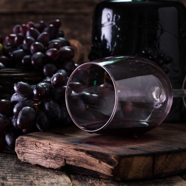 Glass of red wine, served with grapes on a wooden background - Foto, Imagem