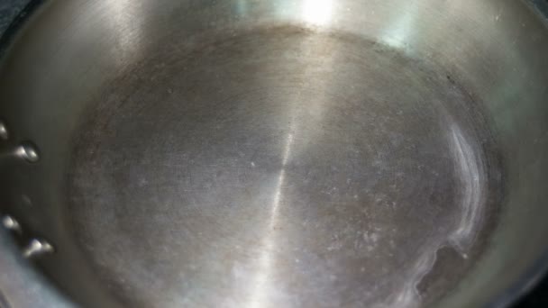 рисова олія на гарячій сковороді
 - Кадри, відео