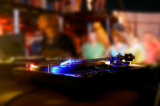 Plattenspieler im Nachtclub - Foto, Bild