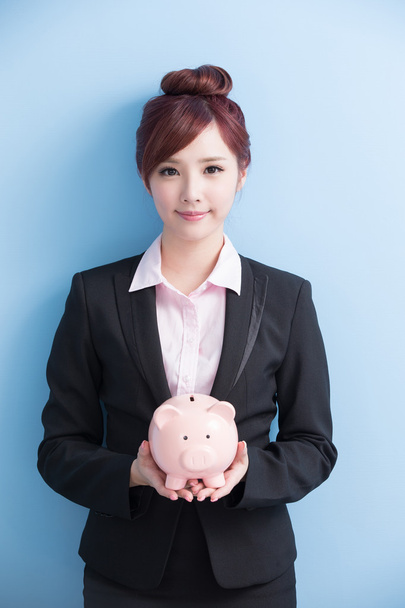 woman take pink piggy bank  - Foto, Imagen