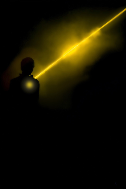 silhueta humana na fumaça iluminada com raios brilhantes
 - Foto, Imagem