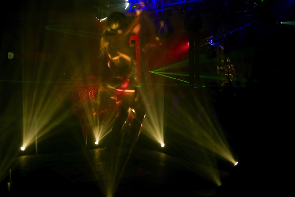 Tanzendes Mädchen in Nachtclub - Foto, Bild
