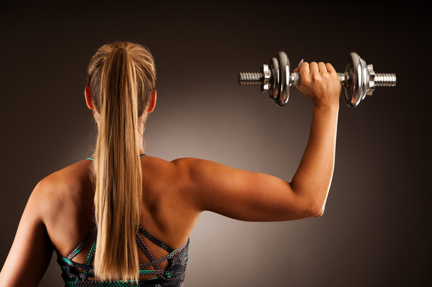 entrenamiento de mujer en forma con pesas en gimnasio estudio fotografía de un
  - Foto, Imagen