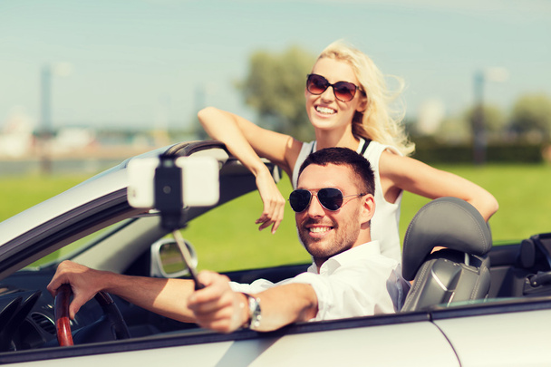 happy couple in car taking selfie with smartphone - Фото, зображення