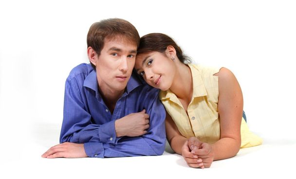 joven pareja cariñosa sobre blanco
 - Foto, Imagen