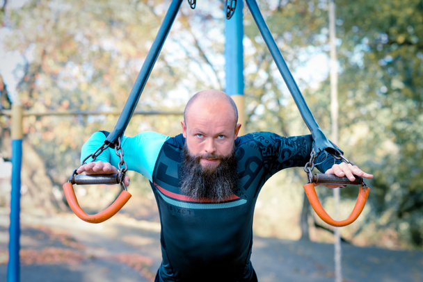 Entraînement d'homme avec équipement sportif dans le parc
 - Photo, image
