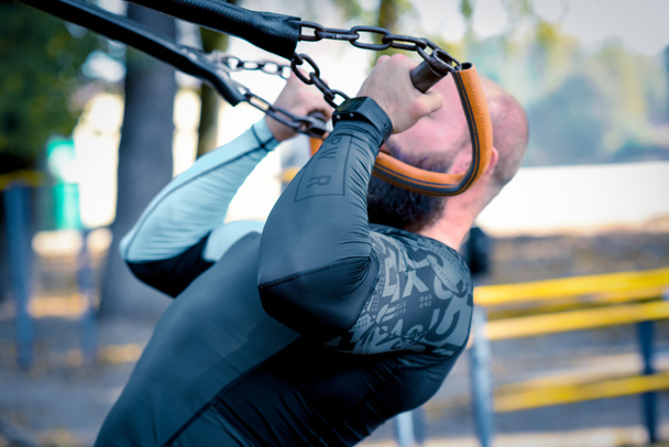 Hombre haciendo ejercicio con equipo deportivo
  - Foto, imagen