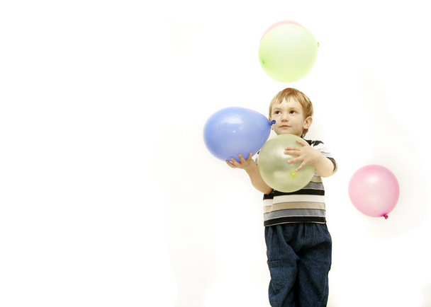 Menino com balões coloridos sobre branco
 - Foto, Imagem