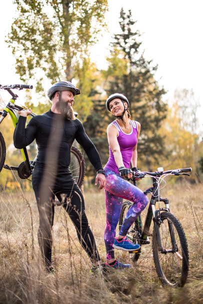 ciclistas con bicicletas en el parque de otoño
 - Foto, imagen