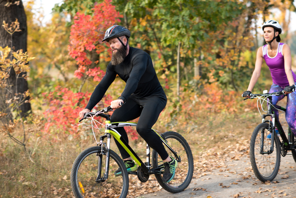 άνθρωποι ποδήλατο στο πάρκο φθινόπωρο - Φωτογραφία, εικόνα