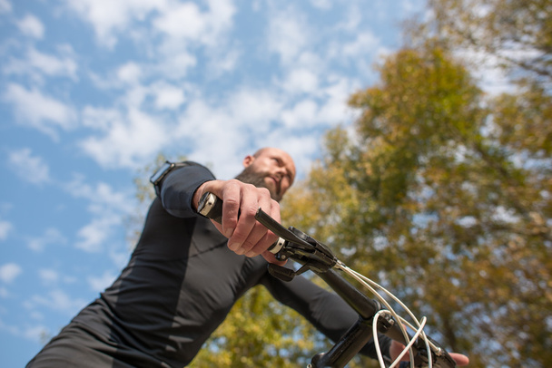 Ciclista barbudo montar en bicicleta
 - Foto, Imagen