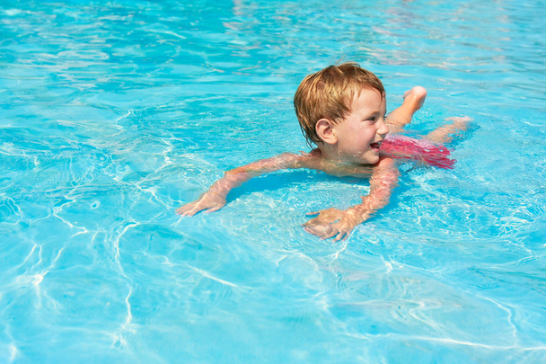 щасливий хлопчик у басейні
 - Фото, зображення