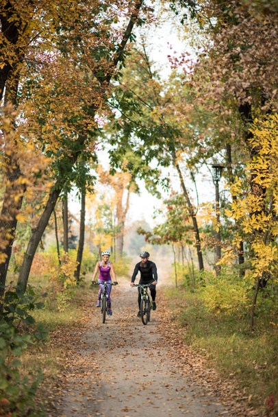 pessoas de bicicleta no parque de outono
 - Foto, Imagem