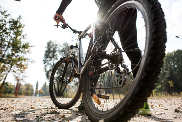 Hátulnézet férfi kerékpár - Fotó, kép
