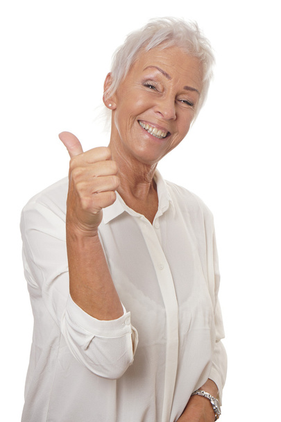 szczęśliwy Starsza kobieta daje kciuk w - Zdjęcie, obraz