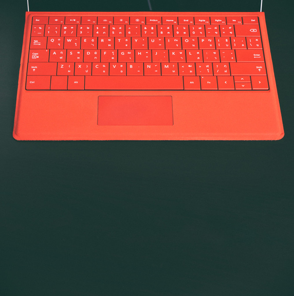 Piros laptop billentyűzet a fekete másolat helyet a háttér. - Fotó, kép