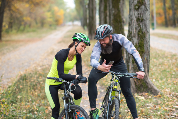 muž cyklista ukazovat smartphone s holkou  - Fotografie, Obrázek