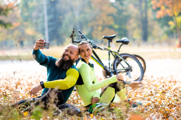 Para rowerzystów biorąc selfie - Zdjęcie, obraz