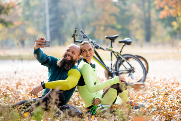 Ζευγάρι των ποδηλατών λήψη selfie - Φωτογραφία, εικόνα