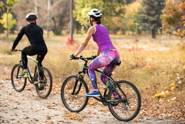 люди катаются на велосипеде в осеннем парке
 - Фото, изображение