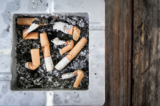 灰皿の中のタバコの吸い殻  - 写真・画像