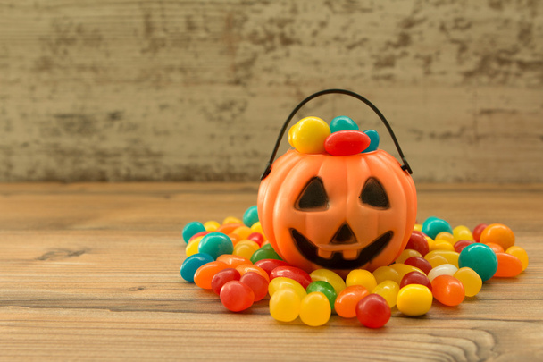 Halloween mand vol snoepgoed  - Foto, afbeelding