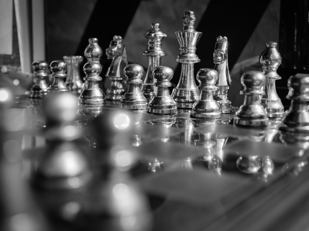 Peças de xadrez com placa de xadrez. Filtro focus.black e branco seletivo
. - Foto, Imagem