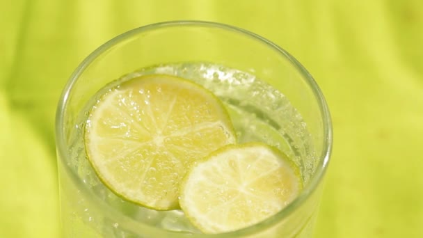 Glas Mineralwasser und Zitronenerfrischung Hintergrund - Filmmaterial, Video