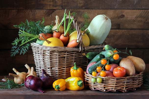 Still life with vegetables and a basket. - Foto, imagen