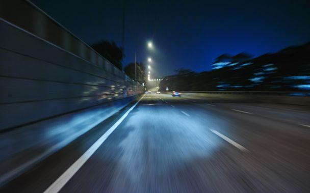 Ночное размытие сцены движения дороги
 - Фото, изображение