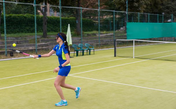 Female tennis player warming up before tennis match on a court o - Fotoğraf, Görsel