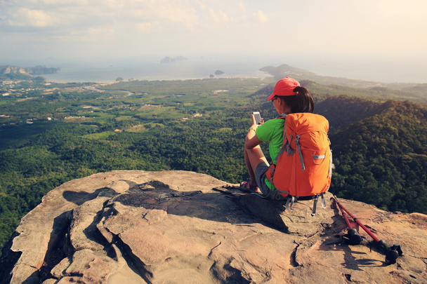 hiker taking photo with smartphone - Foto, Bild
