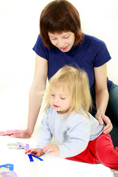 мати і дочка вивчають листи, над білими
 - Фото, зображення