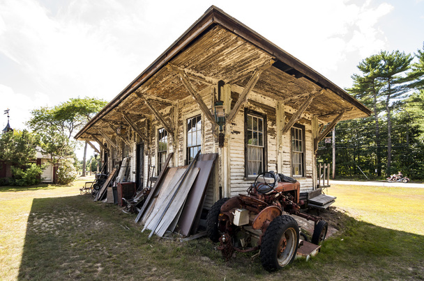Viejo tractor en una granja
 - Foto, Imagen