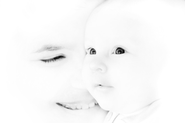 portret matki i dziecka w wysokiej klucz, skupić się na dziecko - Zdjęcie, obraz