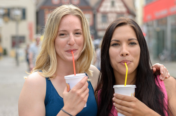 Amici felici sorseggiando bevande fresche insieme
 - Foto, immagini
