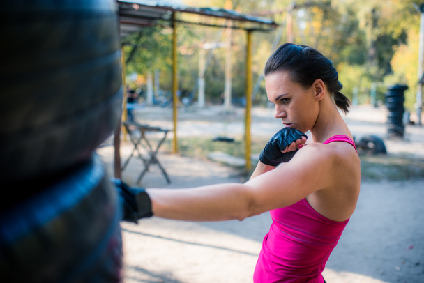 Kadın boksör antrenman yapıyor  - Fotoğraf, Görsel