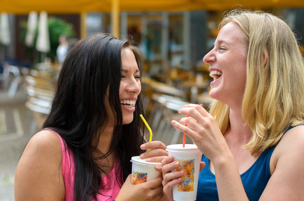 Paar glückliche Frauen mit Drinks beim Lachen - Foto, Bild