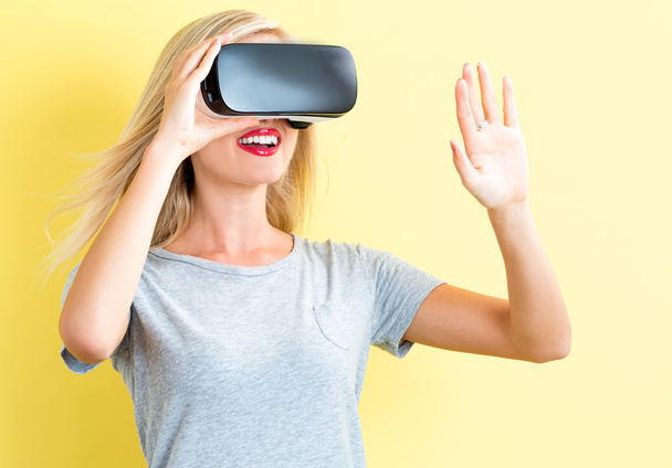 mujer usando auriculares de realidad virtual - Foto, imagen