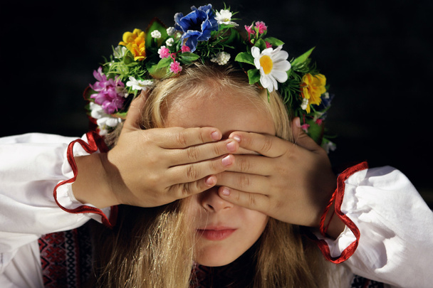 Chica en traje nacional ucraniano que cubre su cara con sus manos
 - Foto, imagen