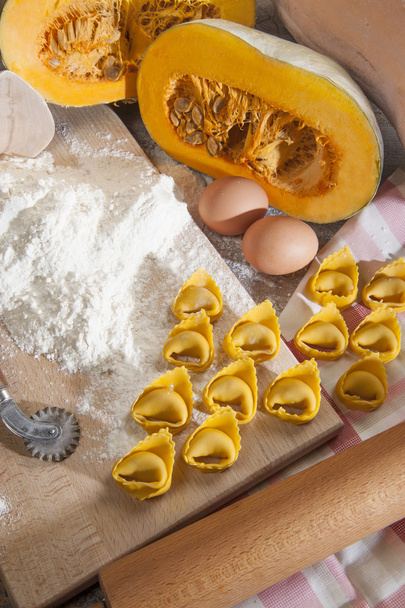 Tortelli di zucca e ingredienti - Foto, imagen