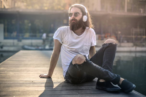 Man listening to music - Φωτογραφία, εικόνα